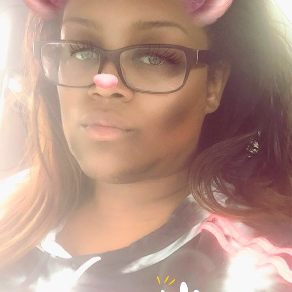 Meet your Posher, Linny Rae - Picture 3 of 5